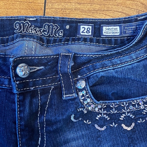 Miss Me signature ankle Skinny Jeans with Embellishments - Picture 3 of 7